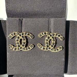 2024K CHANEL GOLD CC LOGO BLACK LEATHER INTERWOVEN STUD EARRINGS